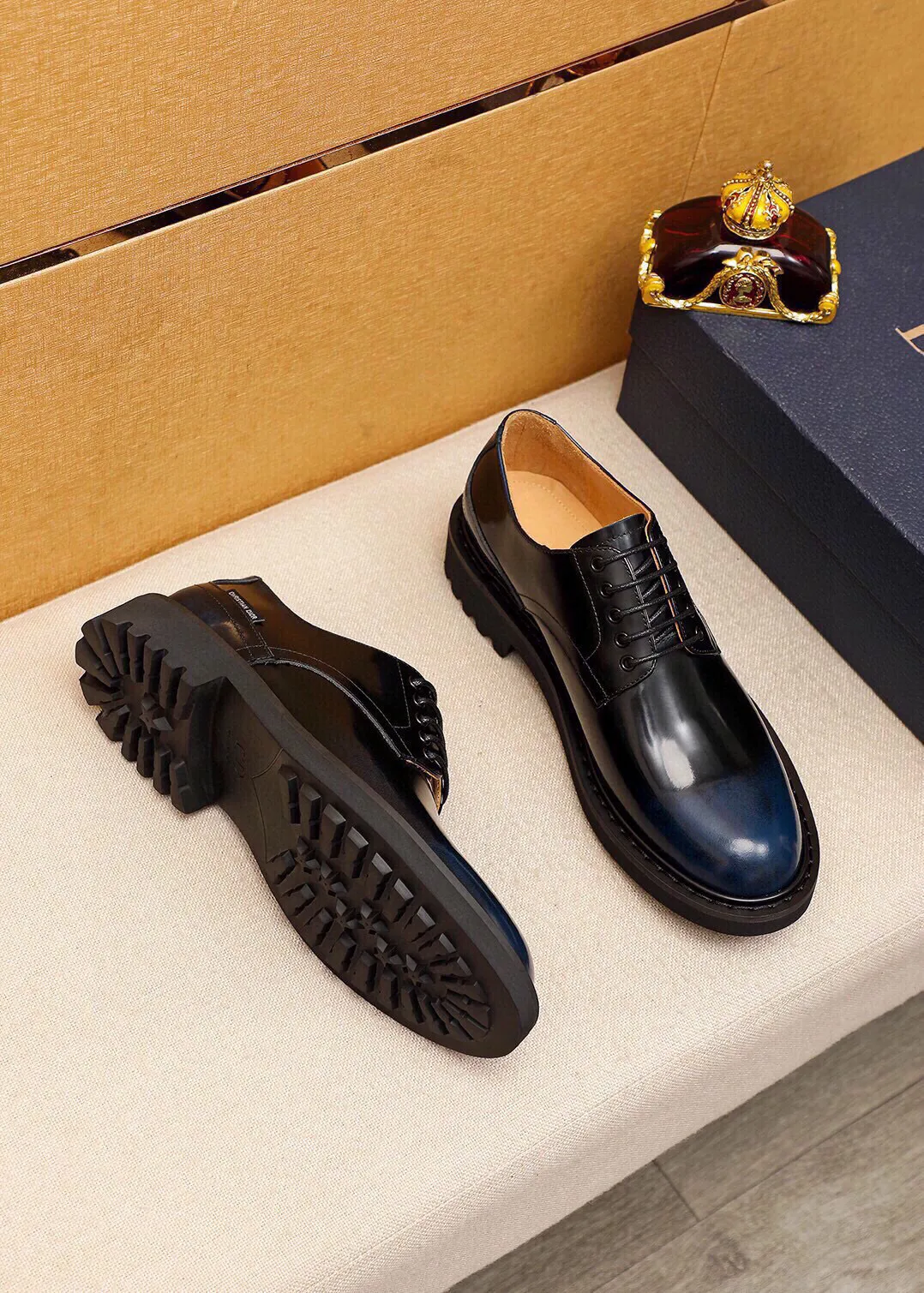 Men's shoes 💰580💐 Product trademark: Dior "Dior" business leather shoes Regular size: 39-44 (38.45🉑️customized) Product materials: Selected Italian imported first-layer open-edge beaded cowhide upper, imported water-dyed 🐂 cowhide lining. Strong three-dimensional visual effect, original outsole Color: 3 colors optional